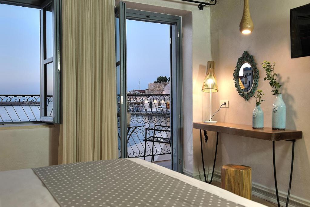 Postel nebo postele na pokoji v ubytování Elia Zampeliou Hotel
