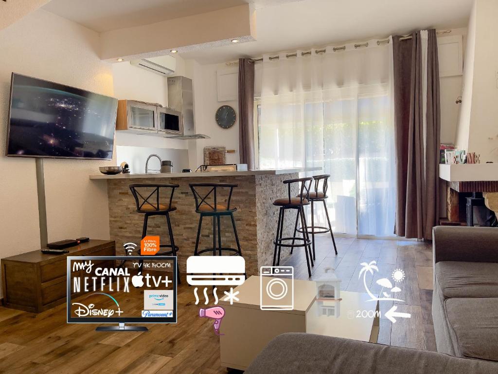 uma sala de estar com um sofá e uma mesa com caixas em Appartement Maenat em Borgo