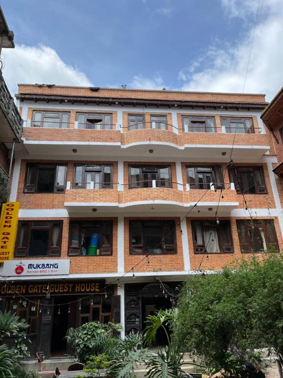 un gran edificio de ladrillo con un hostal en Golden Gate Guest House, en Bhaktapur