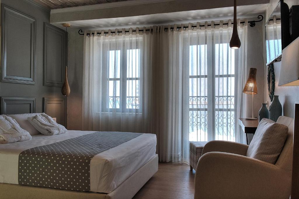 Postel nebo postele na pokoji v ubytování Elia Zampeliou Hotel