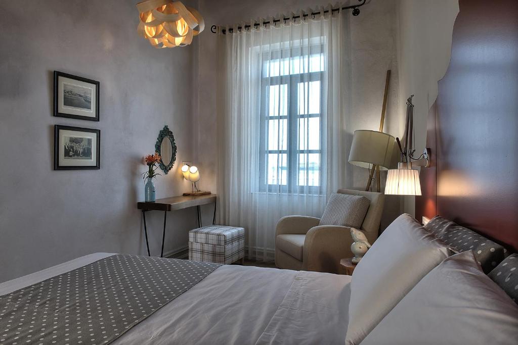 Postel nebo postele na pokoji v ubytování Elia Zampeliou Hotel