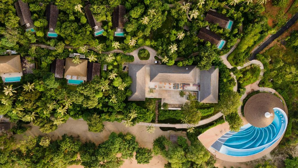 una vista aérea de una casa y una piscina en Villa Escape Burasari, en Phuket