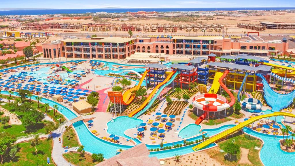 Bazén v ubytování Pickalbatros Jungle Aqua Park - Neverland Hurghada nebo v jeho okolí