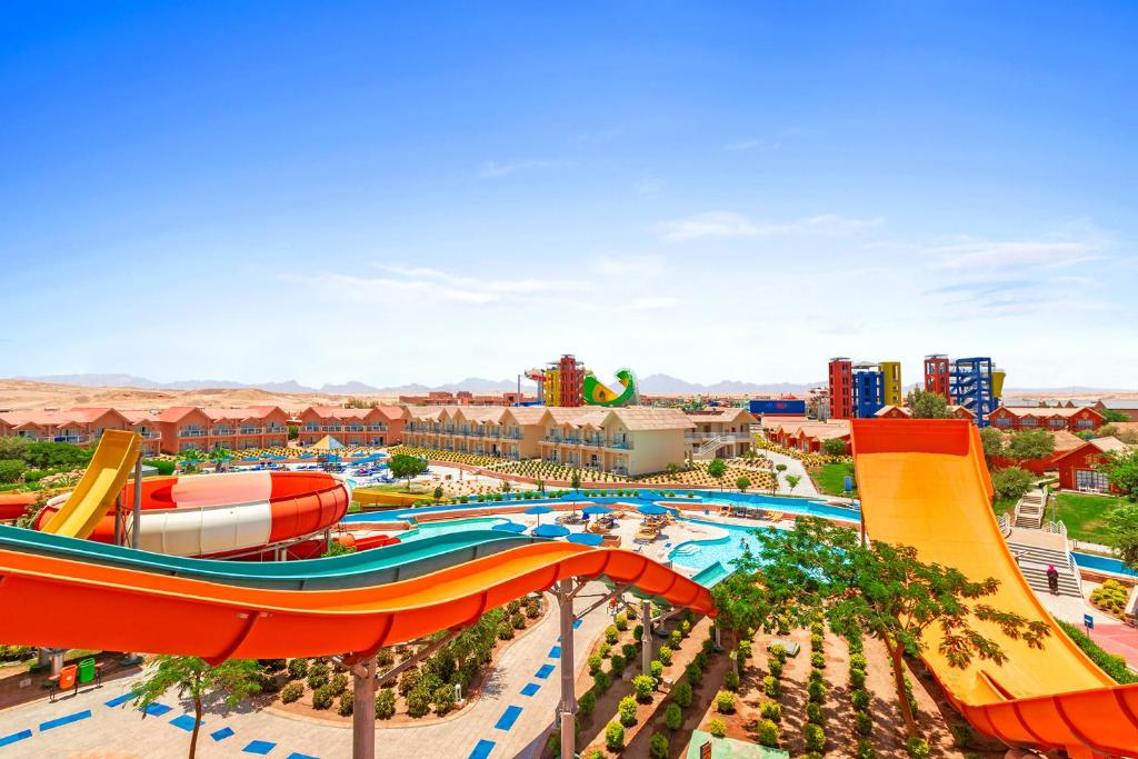 Bazén v ubytování Pickalbatros Jungle Aqua Park - Neverland Hurghada nebo v jeho okolí