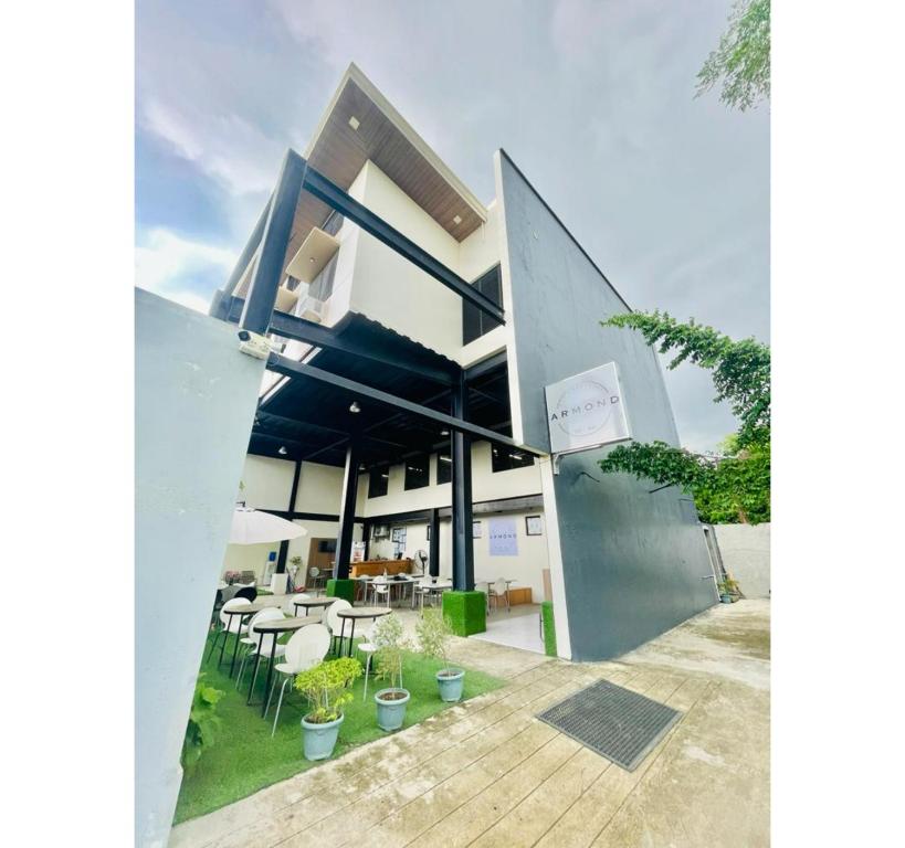 een modern huis met een glazen gevel bij OYO 1008 Armond Bed And Breakfast in Mactan