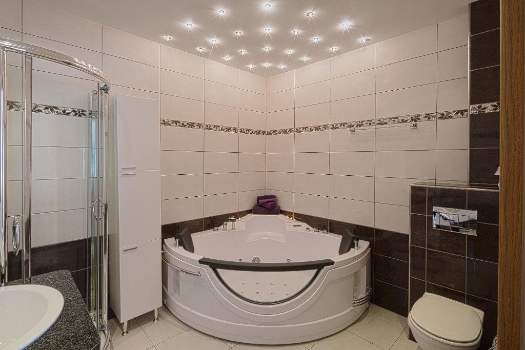 Montelux Apartments - 5