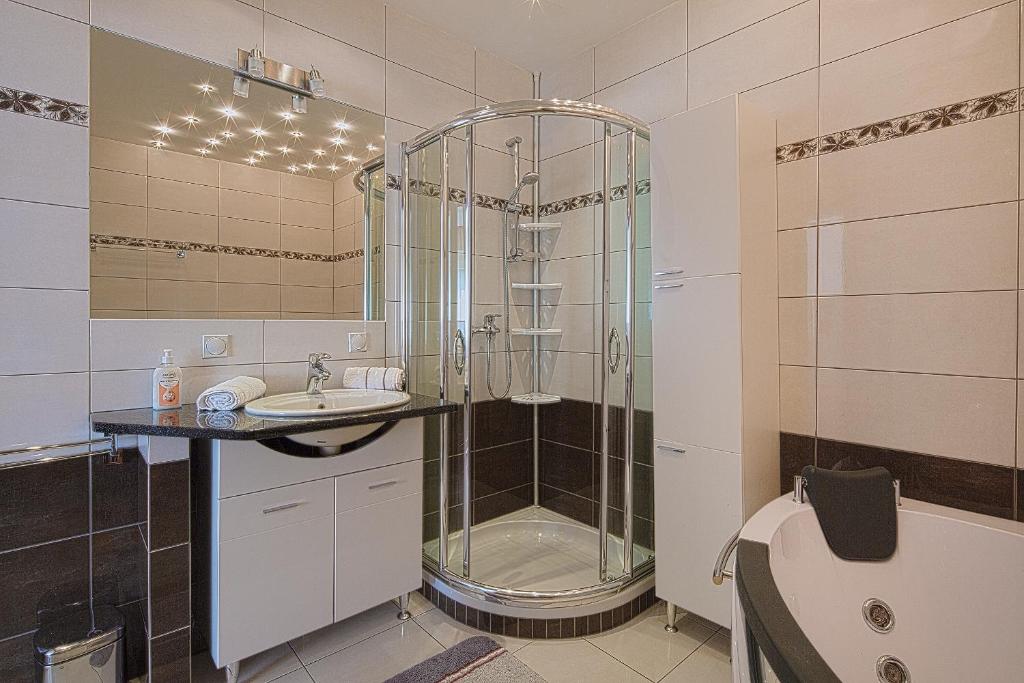 Montelux Apartments - 13