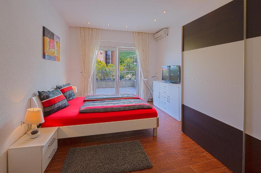 Montelux Apartments - 9