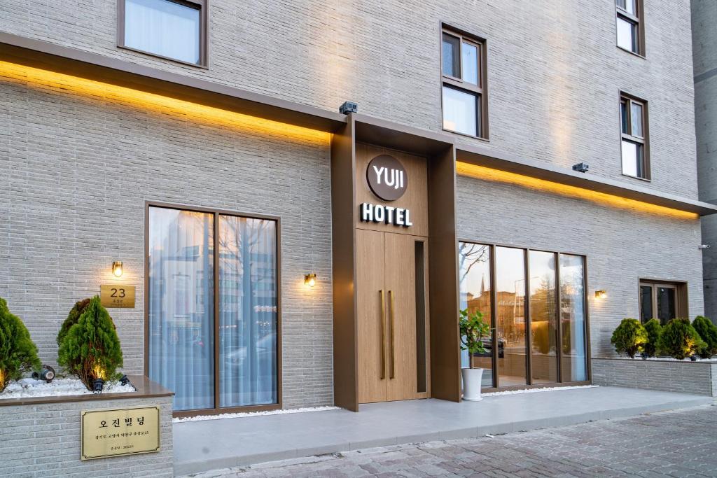 un panneau d'hôtel sur le côté d'un bâtiment dans l'établissement Goyang Hotel Yuji, à Goyang