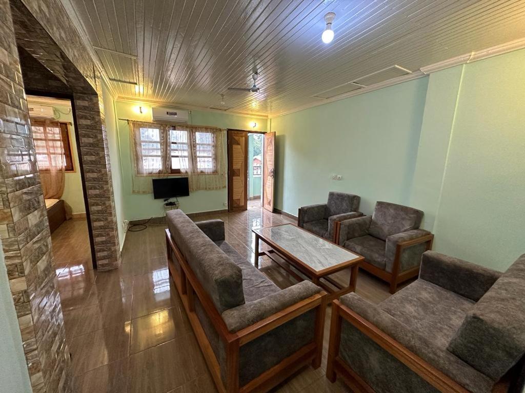 a room with chairs and a table and a tv at Résidence Agnès et Victor (RAV) in Bangui