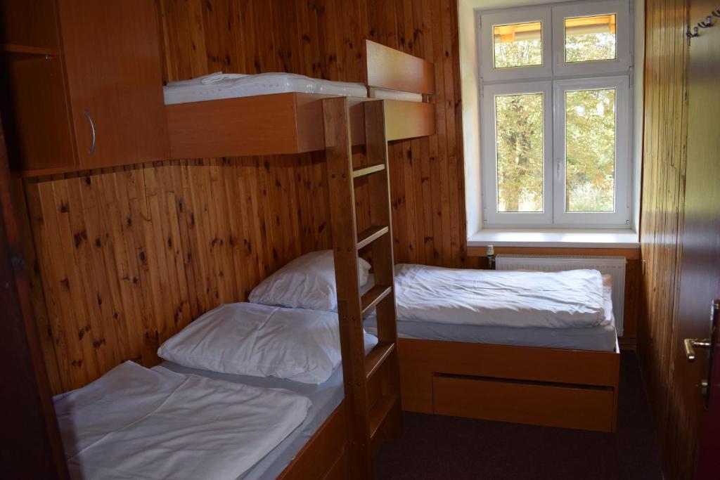 Postel nebo postele na pokoji v ubytování Zámeček nad Běleckým Mlýnem