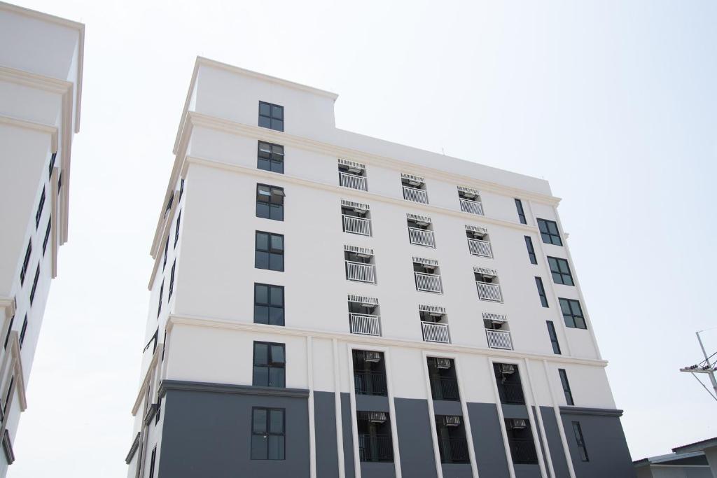 een afbeelding van een wit gebouw bij 44 Residence and Resort in Khlong Luang