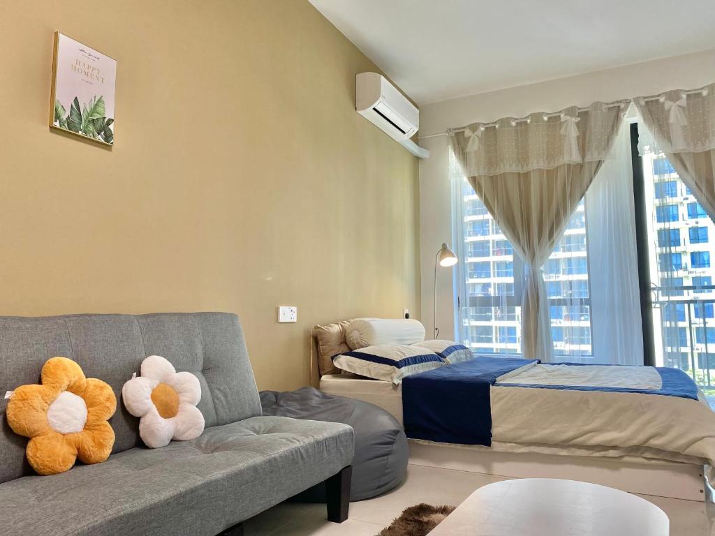 uma sala de estar com um sofá e uma cama em 1-2pax CozyStudio,Central Park Jb townCIQ, Free Netflix,Wi-Fi,Youtube em Johor Bahru