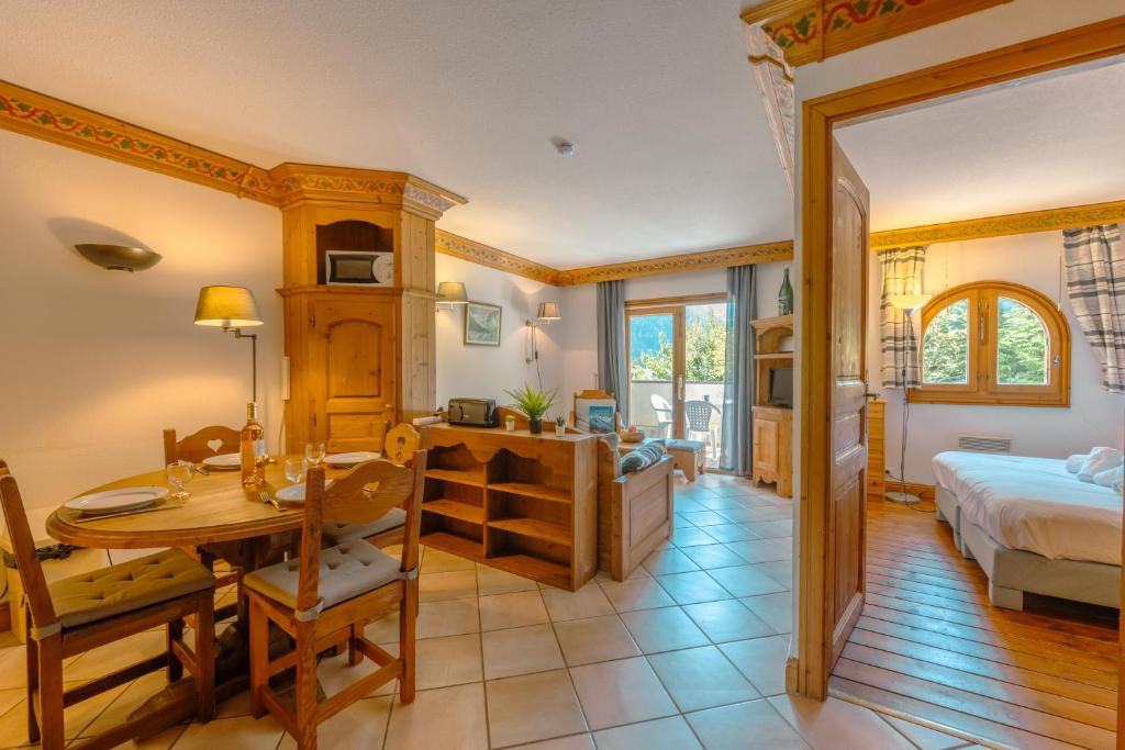 1 dormitorio con 1 cama y 1 mesa en una habitación en Résidence Le Cristal - Mont Blanc 6 - Happy Rentals, en Chamonix-Mont-Blanc