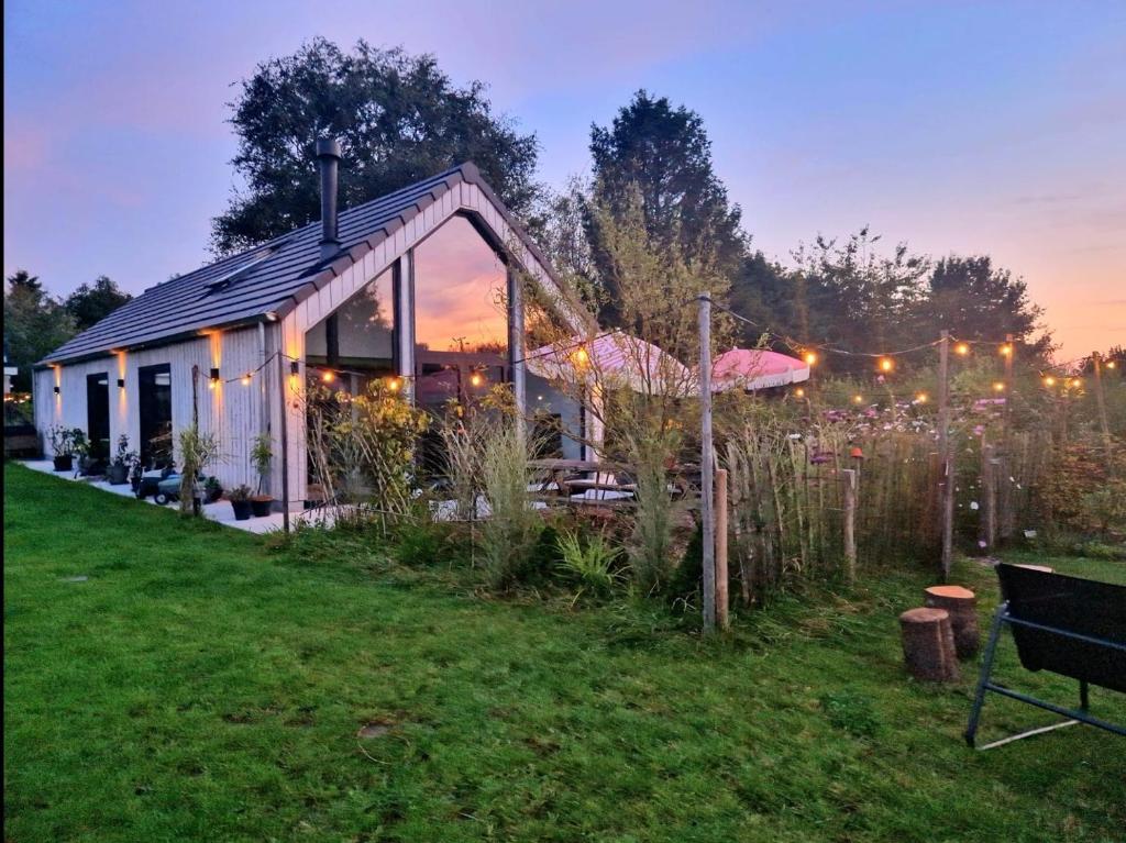 mały domek na środku pola w obiekcie Vakantiehuisje Buuf in de Brabantse natuur w mieście Schijndel