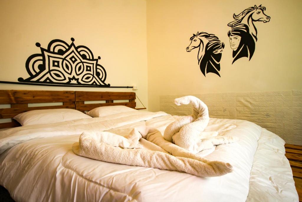 Postel nebo postele na pokoji v ubytování Petra NefNaf Hostel