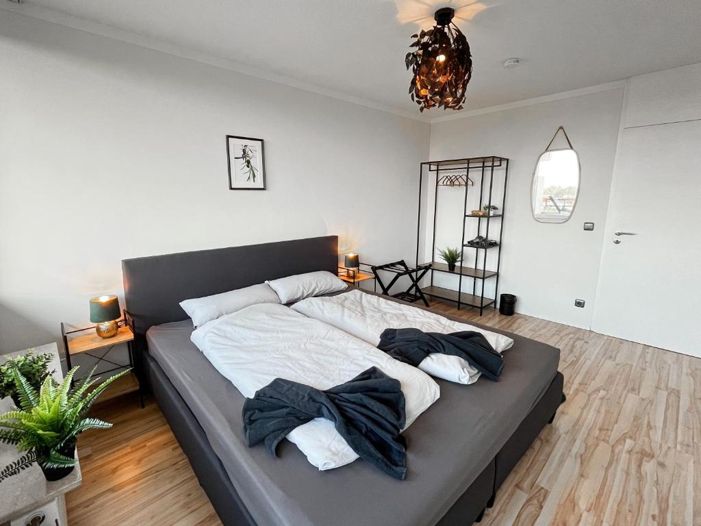 1 cama grande con 2 almohadas en una habitación en LTA - Wohn- und Ferienapartment in Unterschleißheim bei München, en Unterschleißheim