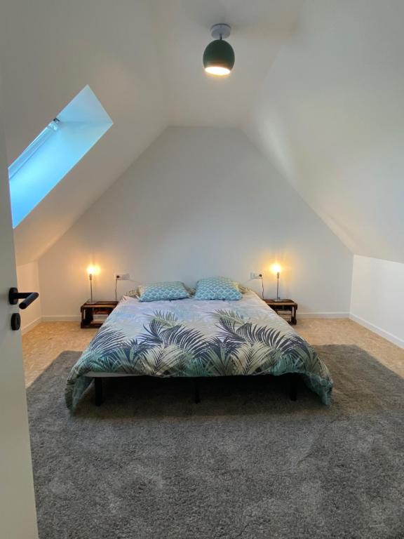 Un dormitorio con una cama con almohadas azules. en Pandhome en Dingsheim