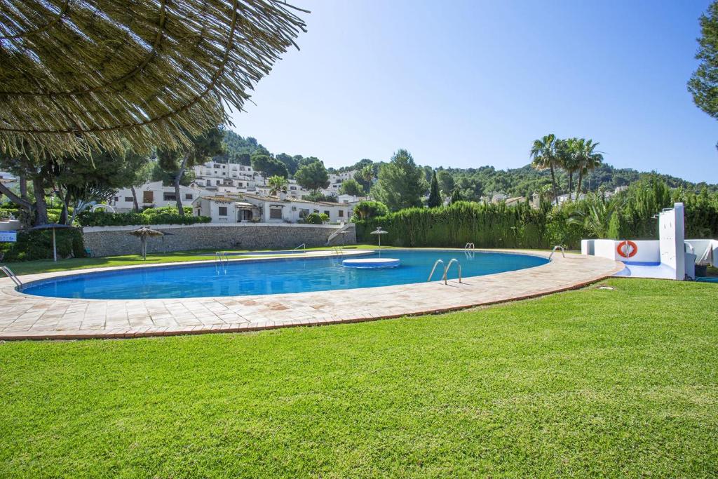 - une piscine au milieu d'une pelouse dans l'établissement La Blanqueta- Alcasar, à Moraira