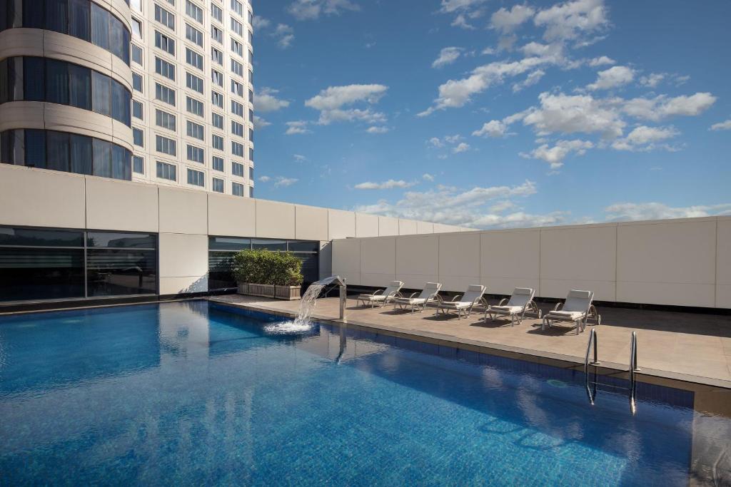 Bazén v ubytování Istanbul Marriott Hotel Pendik nebo v jeho okolí