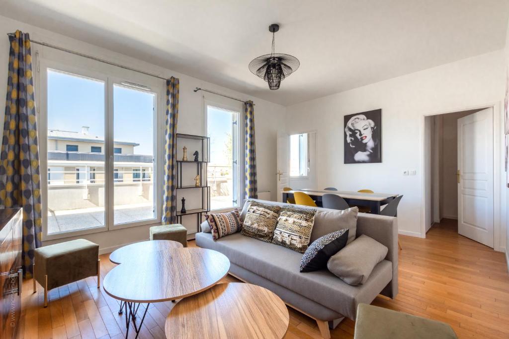 un salon avec un canapé et une table dans l'établissement Luxe Penthouse for 6 - Fairytale Factory, à Bussy-Saint-Georges