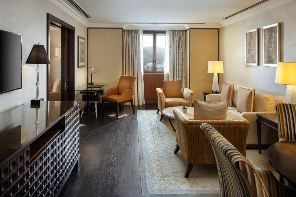 Posezení v ubytování Sheraton Oman Hotel