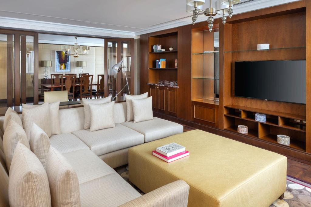 TV a/nebo společenská místnost v ubytování Sheraton Oman Hotel