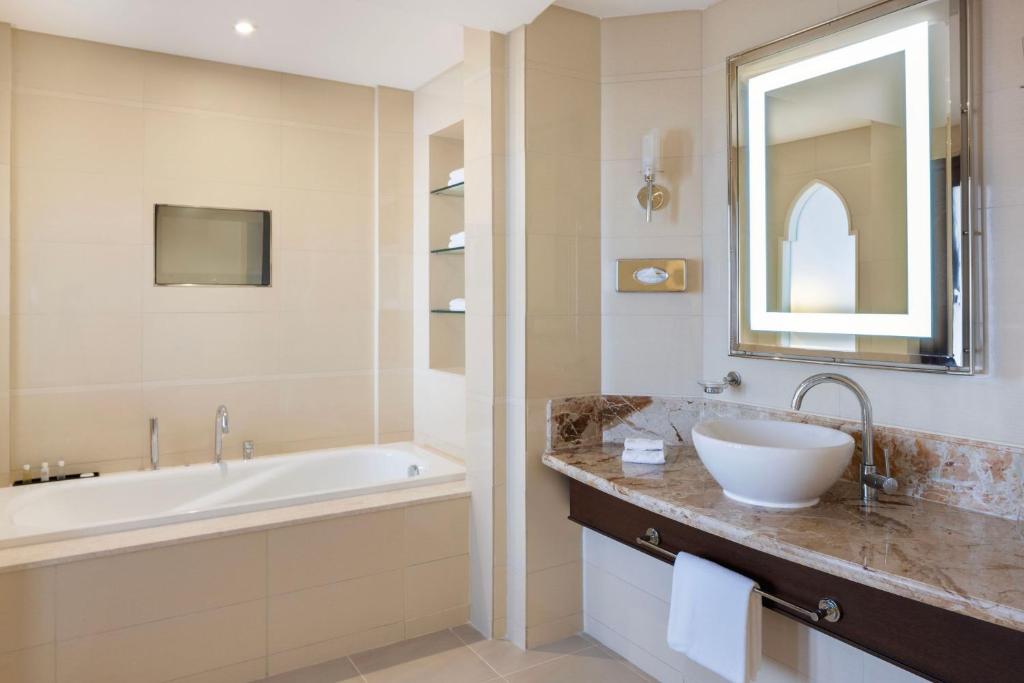 Koupelna v ubytování Sheraton Oman Hotel
