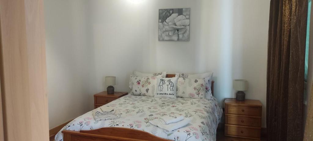 um quarto com uma cama e duas mesas de cabeceira em Casa dos avós em Canas de Senhorim