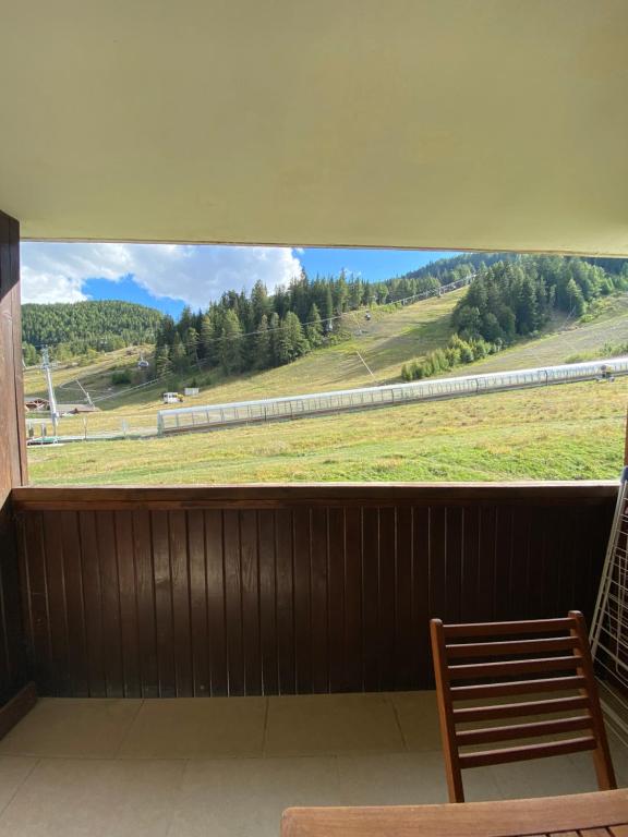 a window in a room with a view of a field at Bartavelle Pied des pistes Praloup in Uvernet