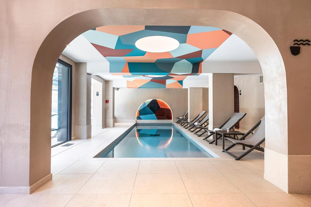 Bazén v ubytování Chalet Hôtel Le Prieuré & Spa nebo v jeho okolí