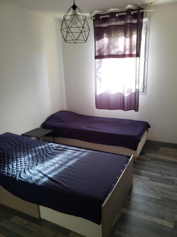 Postel nebo postele na pokoji v ubytování les lys magiques