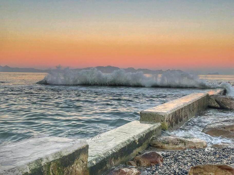 un cuerpo de agua con olas chocando en la costa en Cottage, Nine on Windsor, Kalk Bay, Cape Town, en Kalk Bay