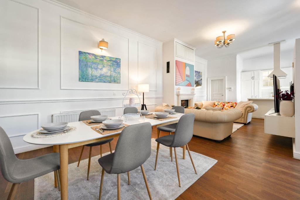 ザグレブにあるApartments Old Town Gloriaのテーブルと椅子とソファのあるリビングルーム