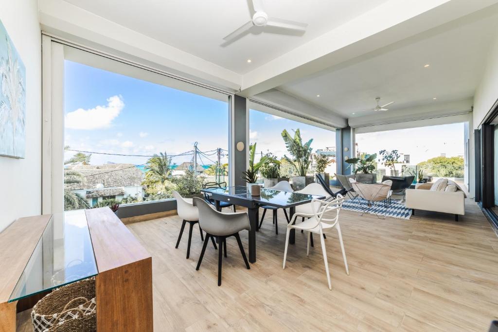 - un salon avec une table et des chaises dans l'établissement Modern Penthouse - Nautilya BS1, à Grand Baie