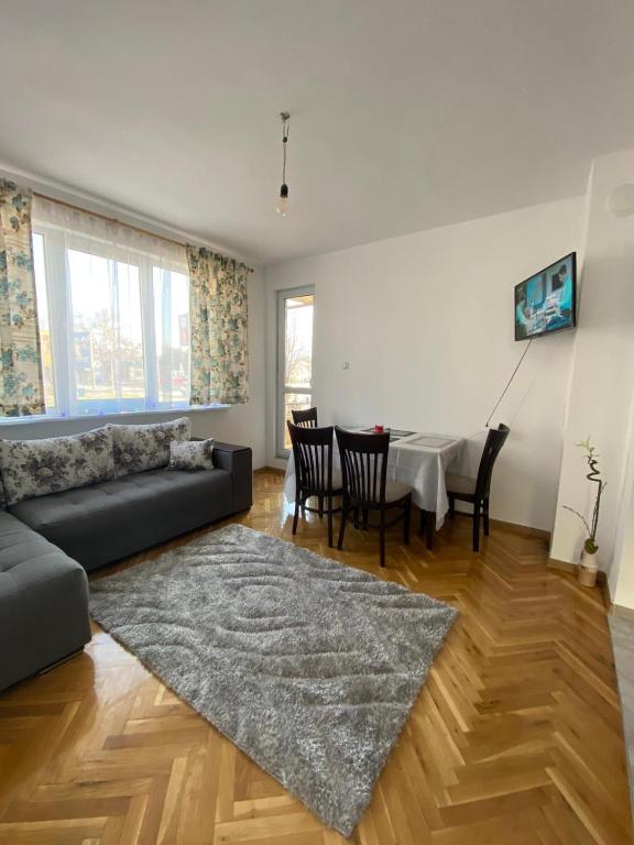 een woonkamer met een bank en een tafel bij Gorgeous Two Bedroom Apartment in Silistra