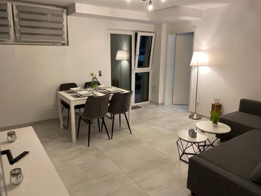 Posezení v ubytování Business Suite 04 mit Netflix Premium & Parkplatz, zentral zu Audi & Schwarz Gruppe with Fußbodenheizung
