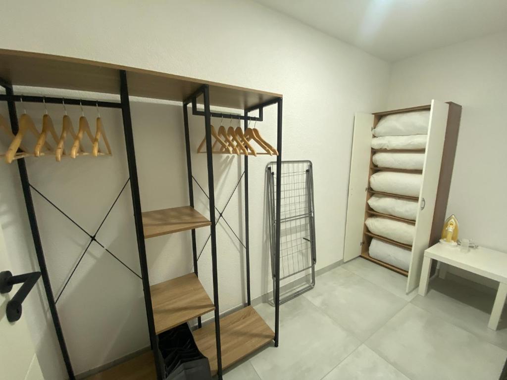Palanda nebo palandy na pokoji v ubytování Business Suite 04 mit Netflix Premium & Parkplatz, zentral zu Audi & Schwarz Gruppe with Fußbodenheizung
