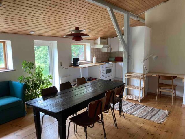 a kitchen and dining room with a table and chairs at Gislinge overnatning in Gislinge
