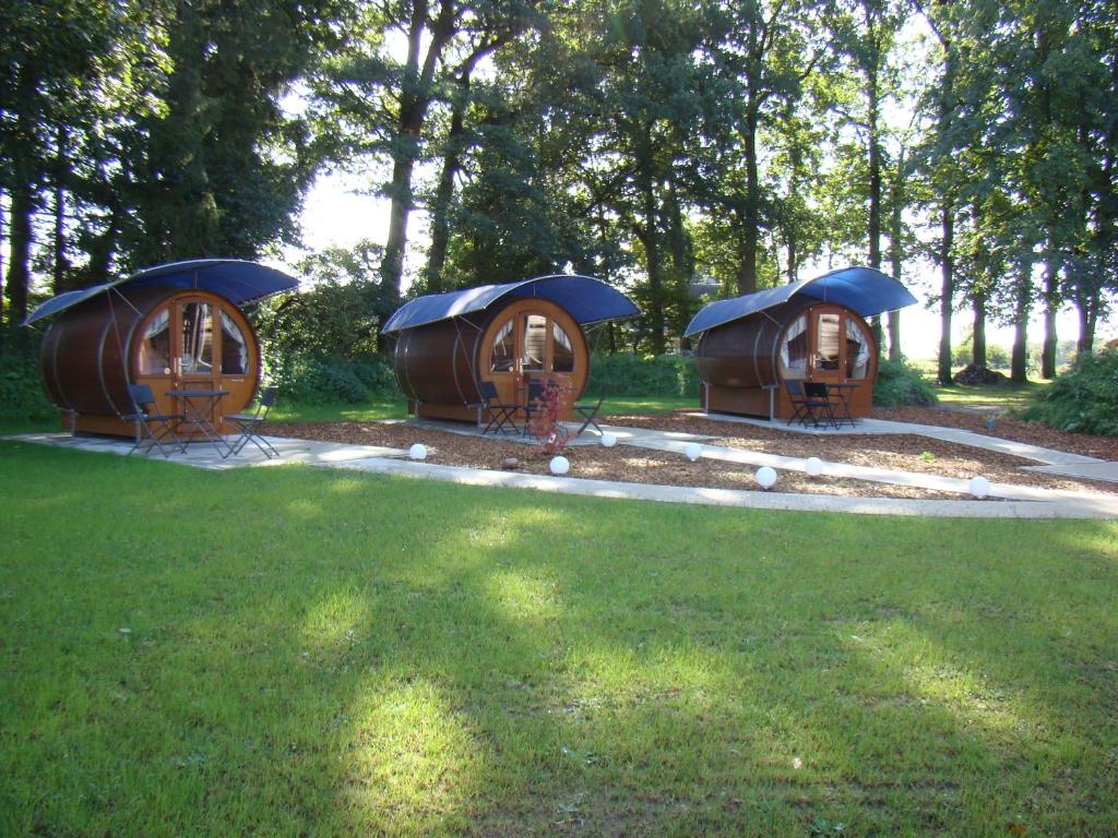 grupa trzech okrągłych namiotów w parku w obiekcie Schlaffass bei Meyerhöms w mieście Hermannsburg