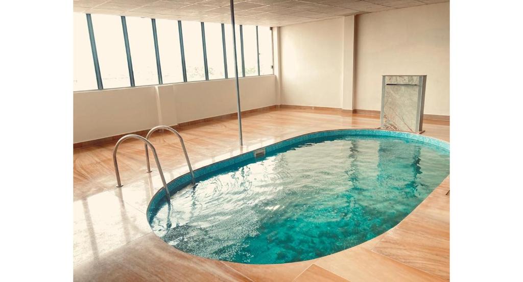 una piscina en el medio de una habitación en Srinivasan Villa, en Varanasi