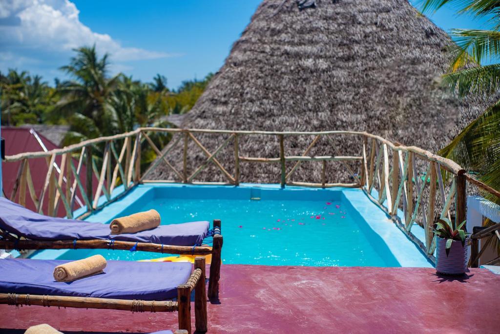 Bazén v ubytování Babalao Rooftop Hotel nebo v jeho okolí