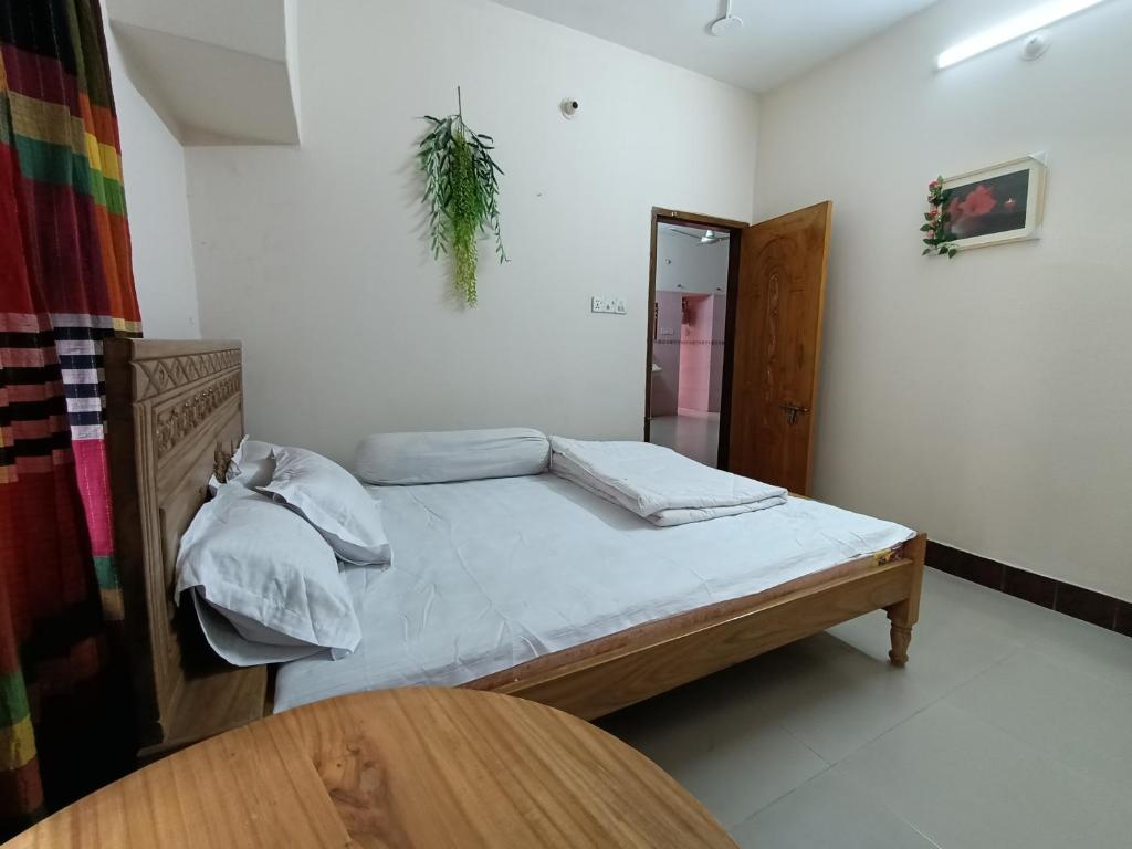 una piccola camera da letto con un letto e un tavolo di Hotel Golden Bird a Dhaka