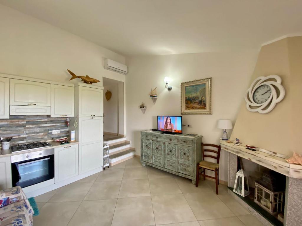 Telewizja i/lub zestaw kina domowego w obiekcie Smeralda Wave - Sea View Apartment