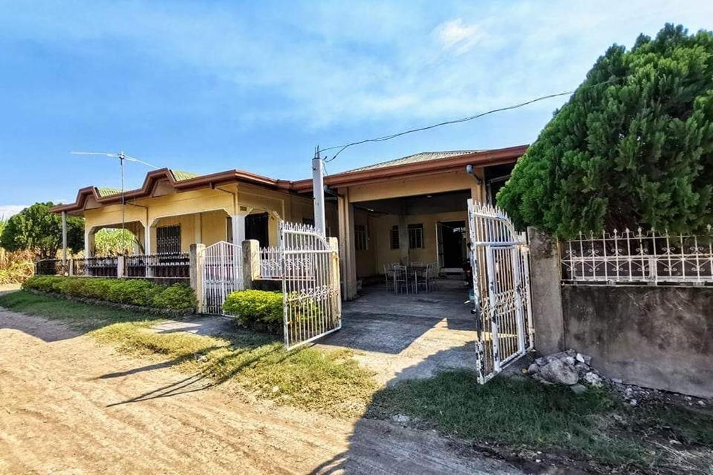 een huis met een hek ervoor bij Albert's Transient House in Batangas City