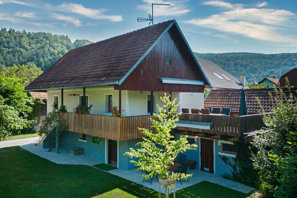 ein Haus mit einem Balkon und einem Dach in der Unterkunft Kolpa Zupančič Vineyard Apartments - Happy Rentals in Stari Trg ob Kolpi
