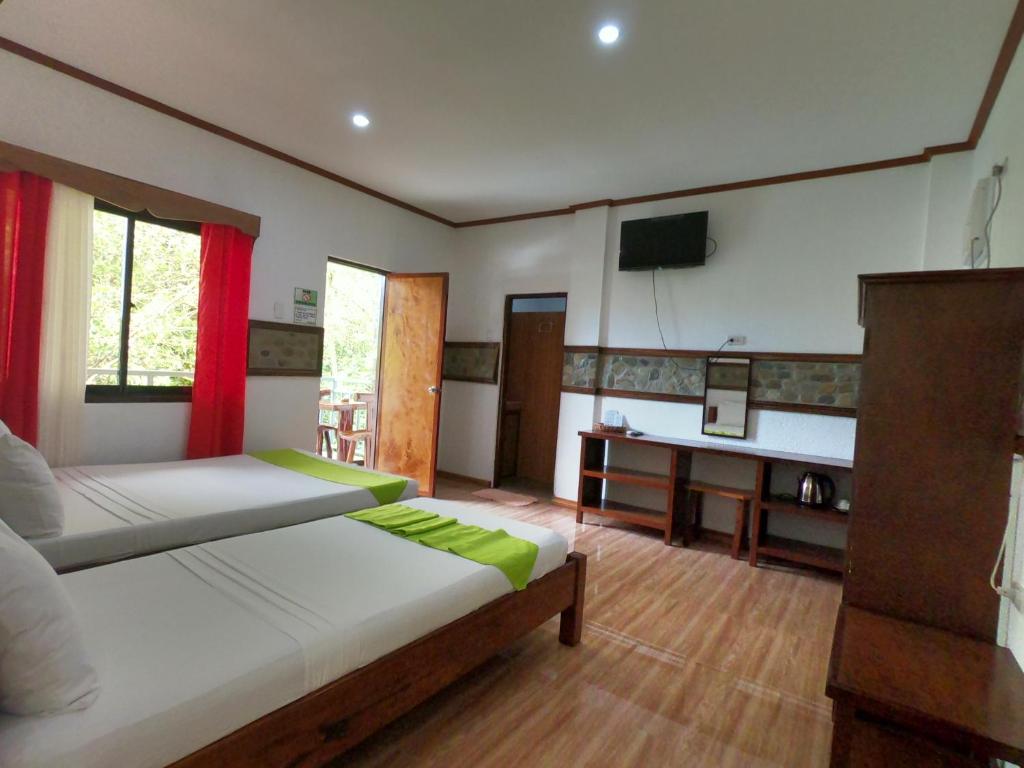 Katil atau katil-katil dalam bilik di El Nido Viewdeck Cottages