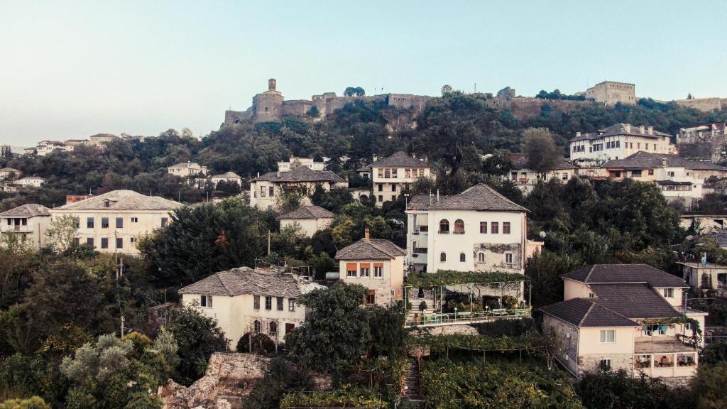 Nespecifikovaný výhled na destinaci Gjirokastër nebo výhled na město při pohledu z penzionu
