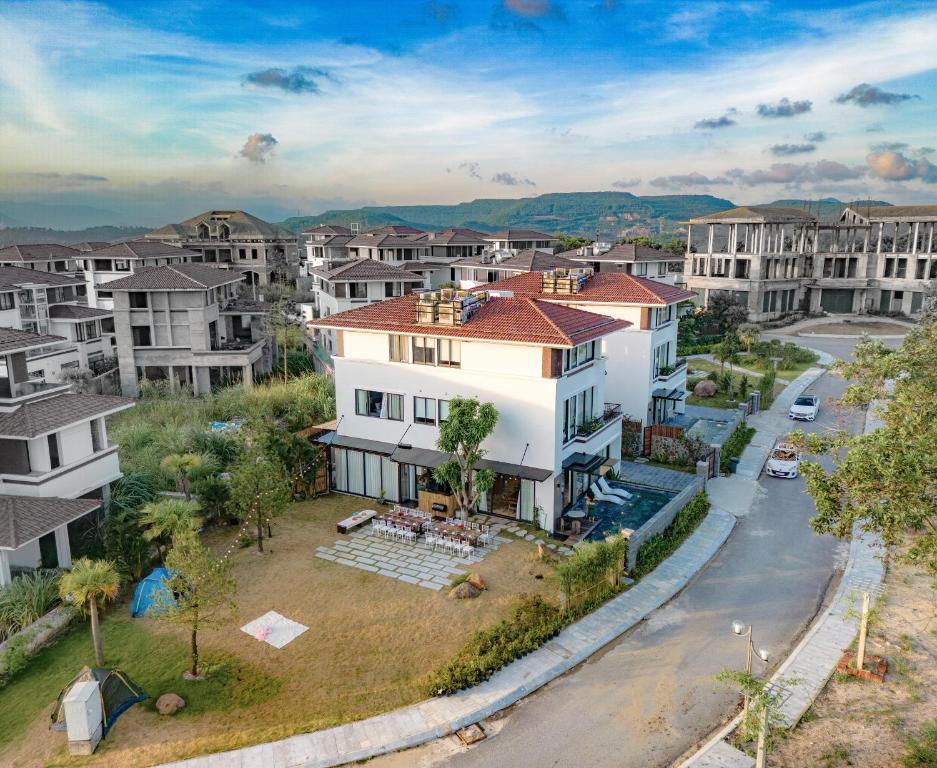 uma vista aérea de uma propriedade residencial em Villa FLC Hạ Long bt3-6 em Ha Long