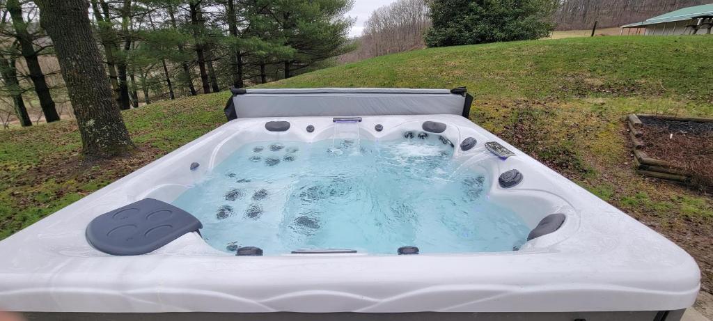 Imagine din galeria proprietății 100 Acre Red Brick Ranch Hocking Hills Cabin Hot Tub 12 în Logan